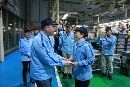 黨委書記、執(zhí)委肖波慰問員工.JPG